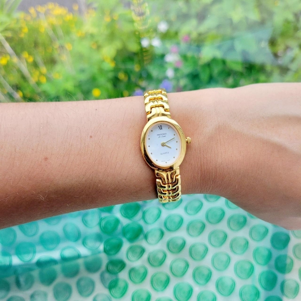 Classic Swiss Record de Luxe Gold Quartz Roman Numerals Watch
